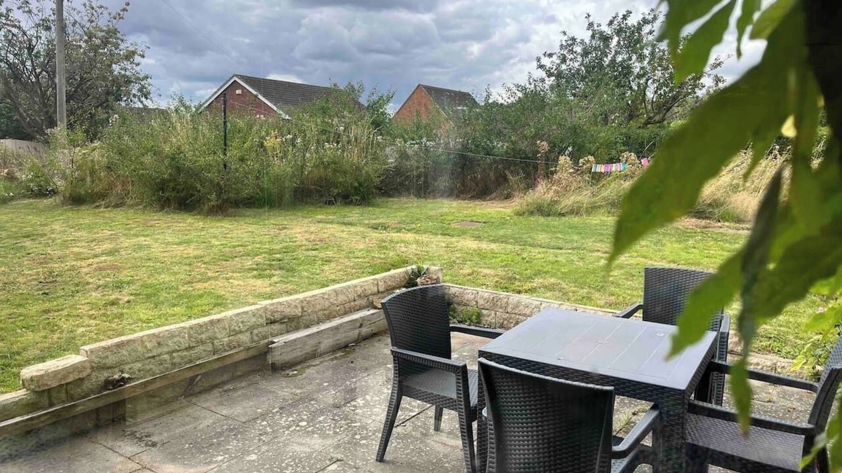 Grantham House | Spacious home from home free parking