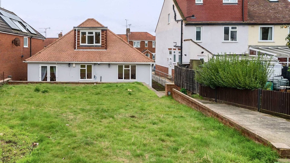 Rushmoor District House | Spacious Home, Groups & Contractors | FREE Parking