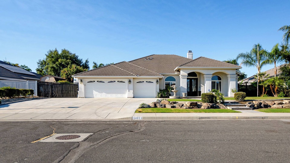 Rosedale House | Spacious Home in Beautiful NW Bakersfield with Pool Table
