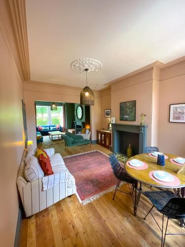 Chapeltown House | Spacious home in Leeds ideal for gatherings with free parking
