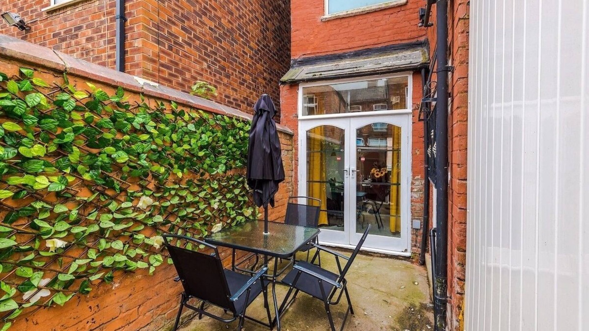 Clayton House | Spacious Home in Manchester | 53 Degrees Property | Ideal for Business!