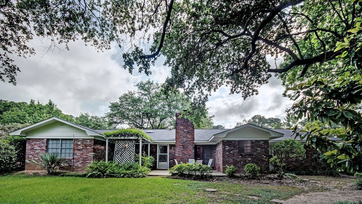 Tougaloo House | Spacious home in quiet neighbor near shopping, dining, gyms, & interstate access