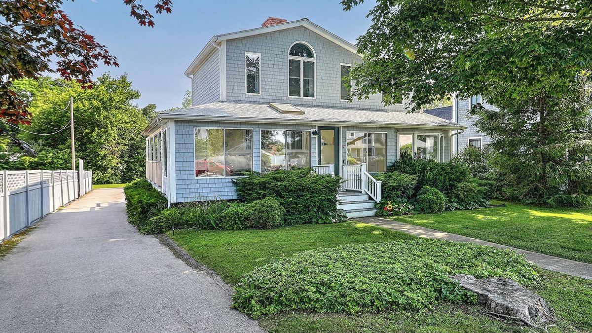 Narragansett Pier House | Spacious home in the pier ,walk to Narr beach, nice yard for relaxing.