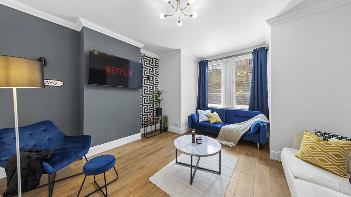 Rochester House | Spacious Home in the heart of Medway | Sleeps 6
