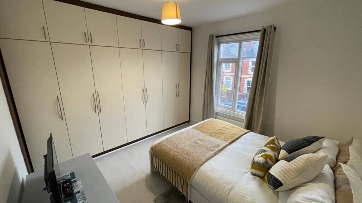 Reading House | Spacious Home in Town Centre with Parking