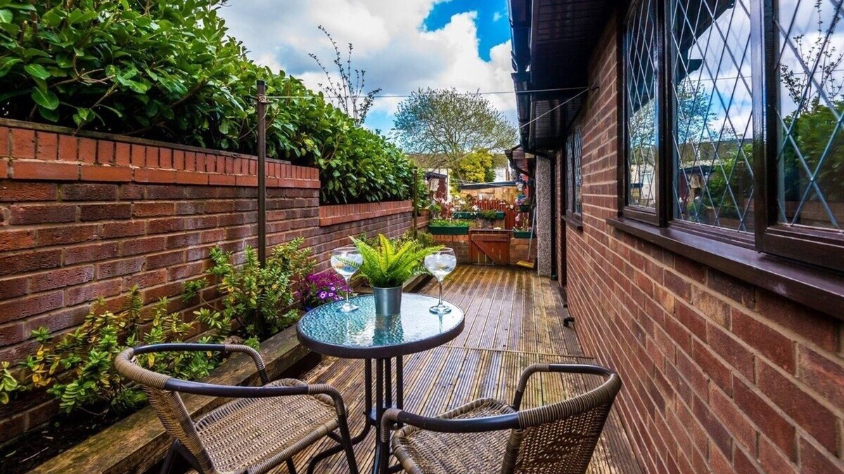 Golborne House | Spacious Home in Warrington | 53 Degrees Property | Ideal for Groups - Sleeps 8!