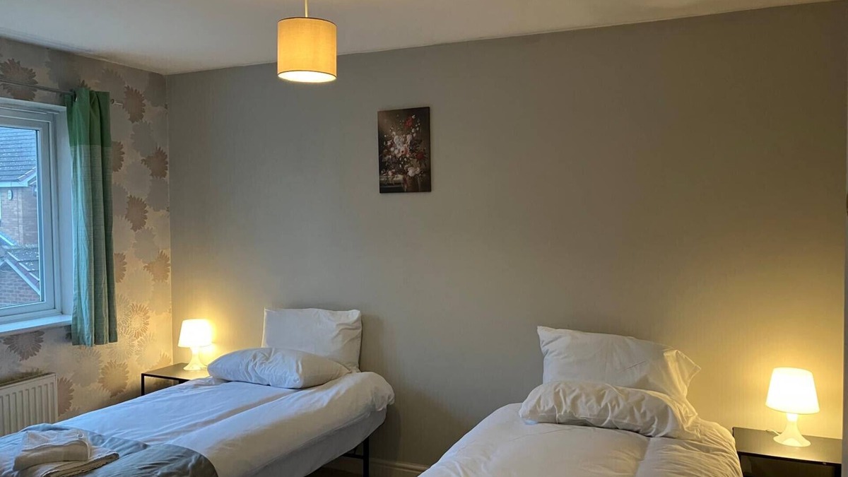 Walsall House | Spacious Home in Walsall with Parking & Garden