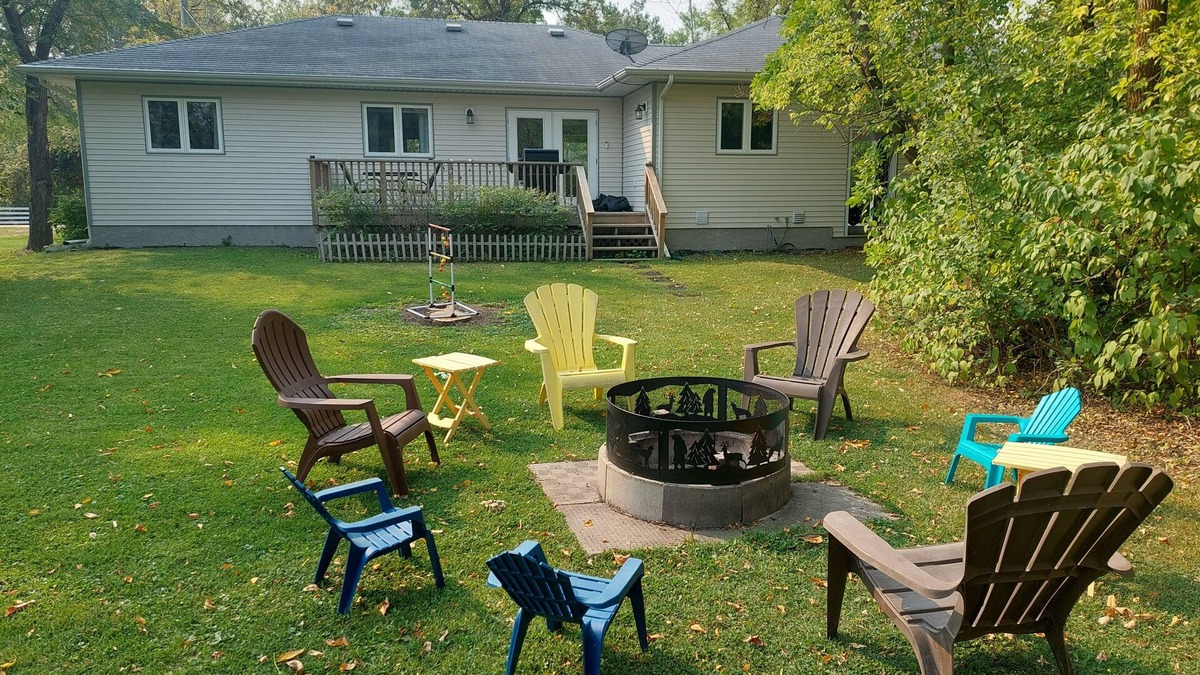 Gimli House | Spacious home minutes from the beach - family friendly, quiet neighborhood