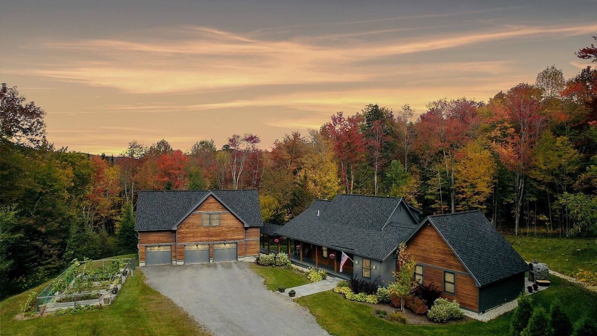 West Dover House | Spacious home minutes from Mt Snow and Stratton ~with game room, sauna & hot tub