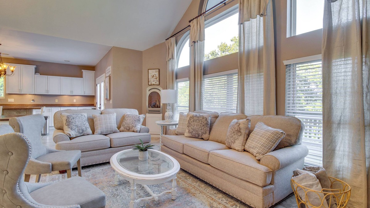 Mountain Home House | Spacious Home Near Norfork Lake w/Wraparound Deck