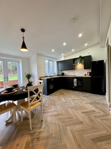 Aberdare House | Spacious home near park and playing fields