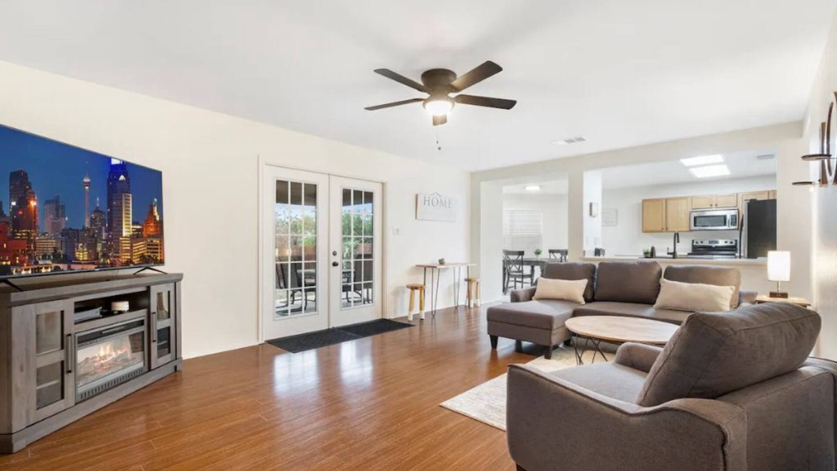 San Antonio House | Spacious home near theme parks & Lackland AFB BMT!