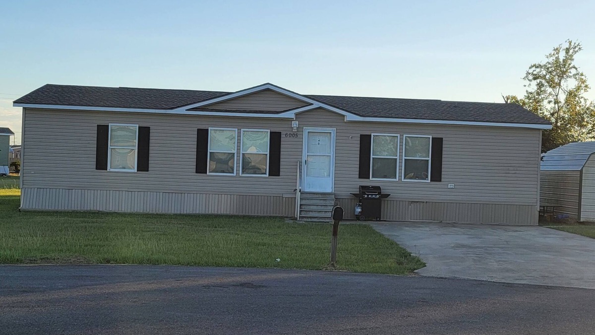 Lake Charles House | Spacious home on dead end culdesac in quiet country community