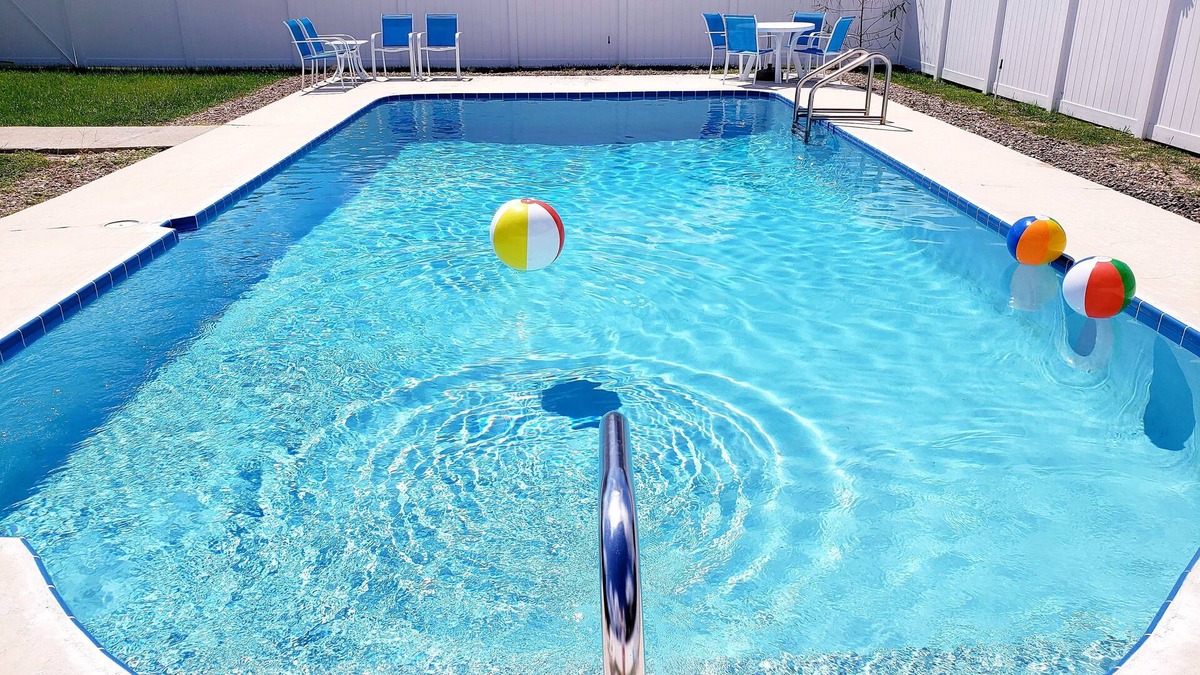 DeLand House | Spacious Home, Secluded Saltwater Pool, Central Location.