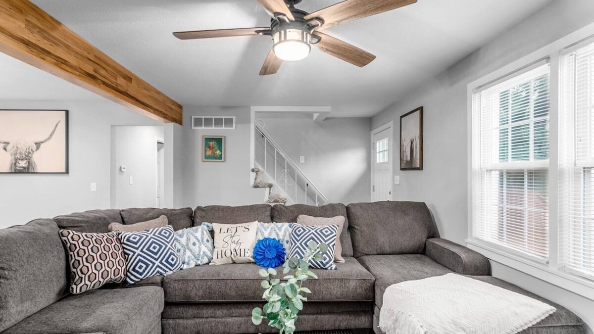 Overland Park House | Spacious Home w/5BR|Heart of OP|Great Location