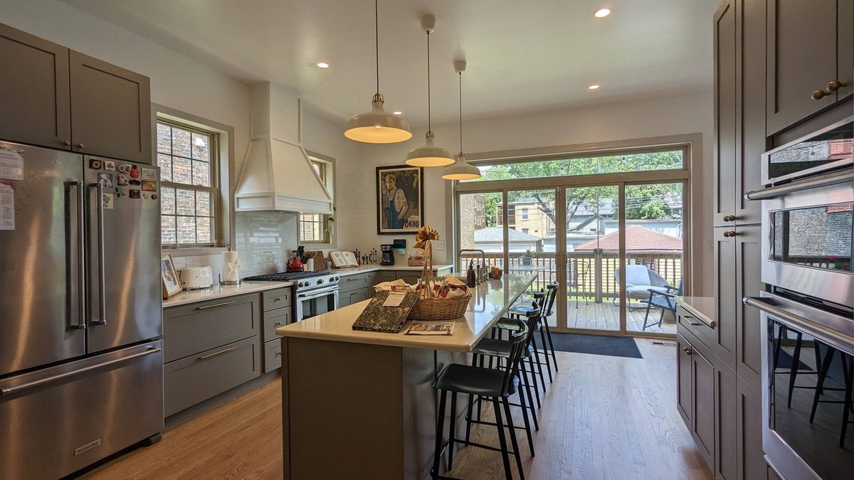 Rogers Park House | Spacious home w Chef’s Kitchen, Natural Light, Open Floor Plan, Ideal for Groups