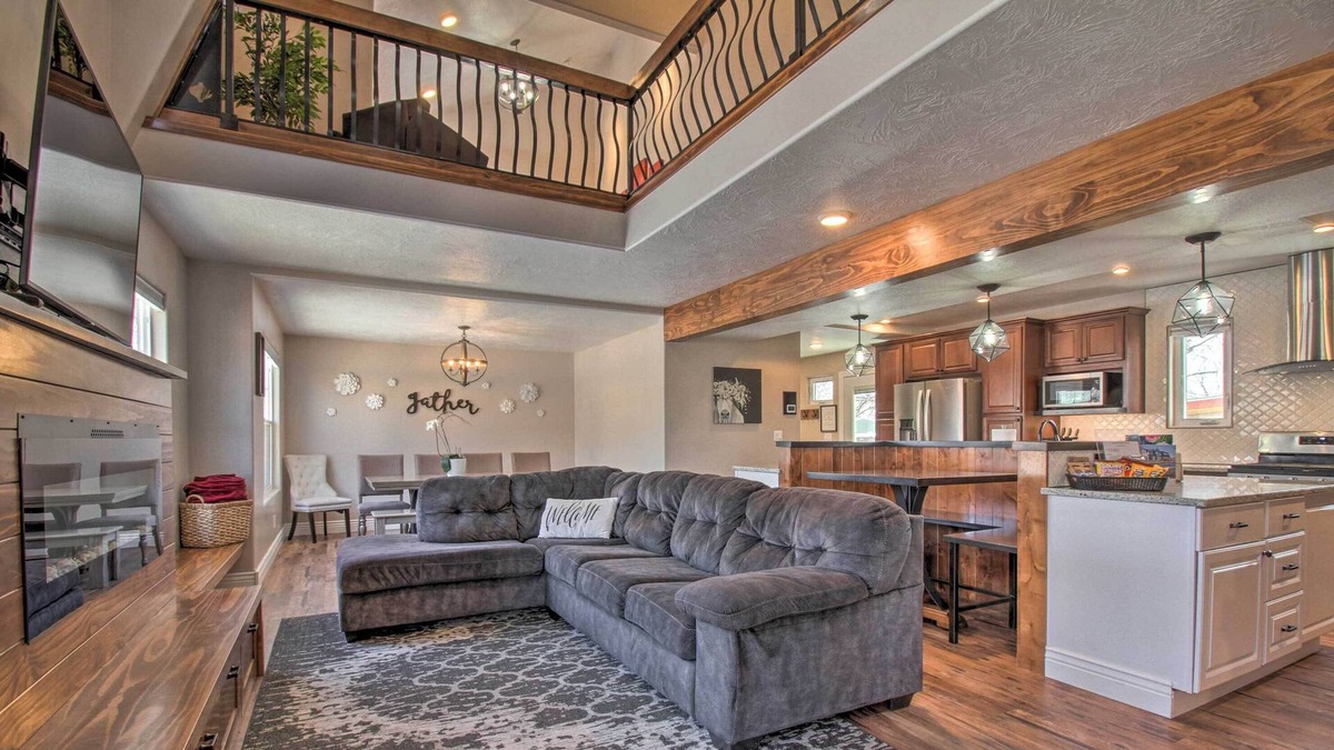 Great Falls House | Spacious Home w/ Hot Tub, ~ 3 Mi to Giant Springs!