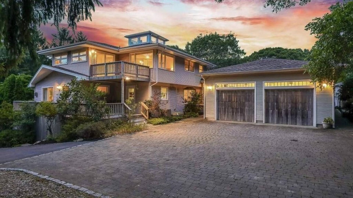 Falmouth House | Spacious Home w/Pool & AC, 2 ensuite bedrooms, EV charger, 7-min Walk to Beach