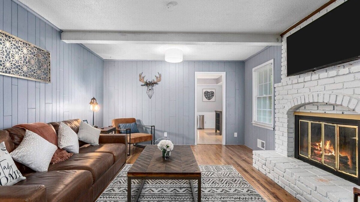 Overland Park House | Spacious Home With 2LivingSpaces|Fenced Yard+Pets