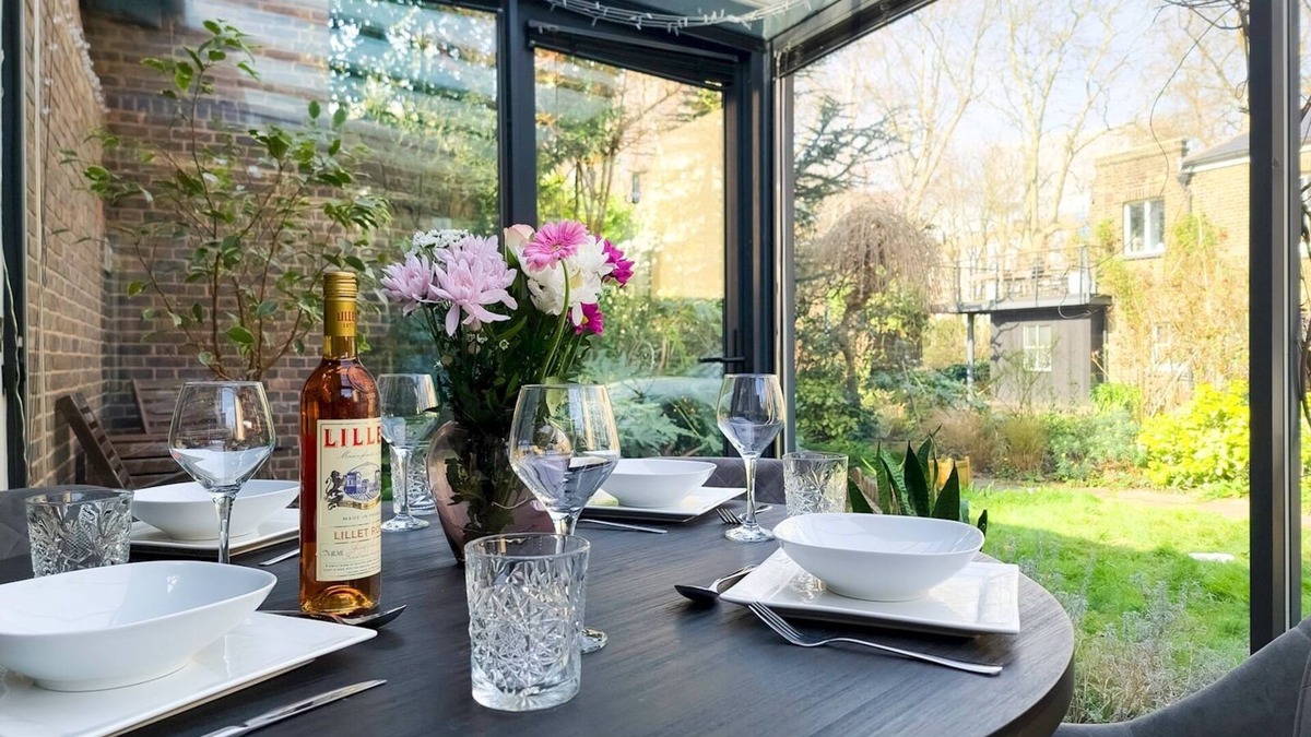 Limehouse House | Spacious Home with Conservatory Dining | PTK
