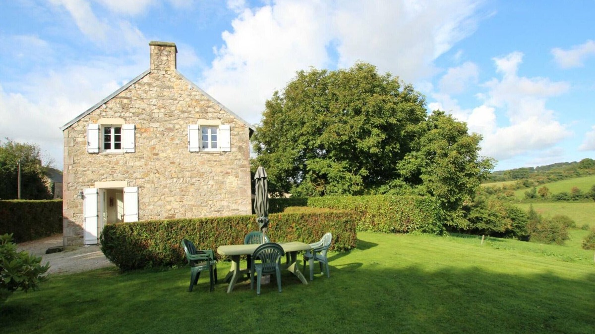Cotentin Cottage | Spacious Home with Fireplace & Garden, Ideal for Families & Pets, WiFi, Near Bricquebec-en-Cotentin