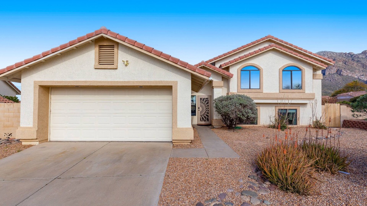 Oro Valley House | Spacious home with mountain views, grill, central air-conditioning, & free WiFi