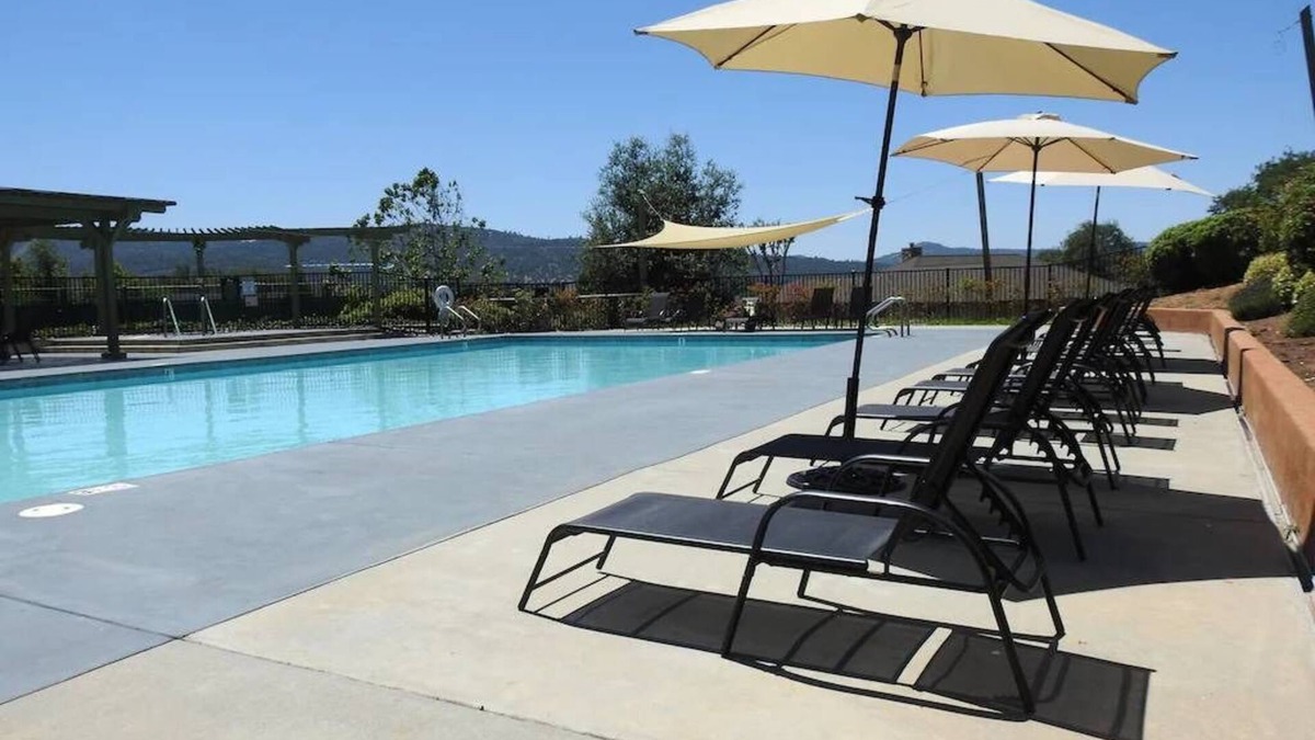 Angels Camp Cottage | Spacious Home with Golf Course View (Treasure Cottage)