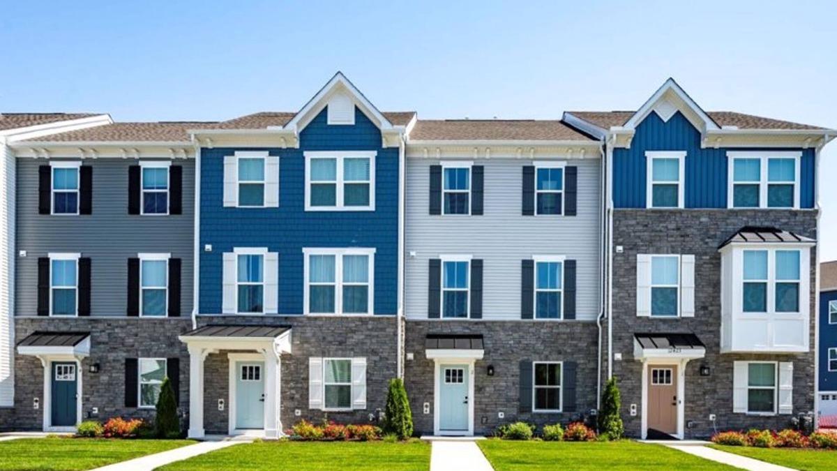 Berlin House | Spacious home with WIFI and amenities center just steps away from the bay.