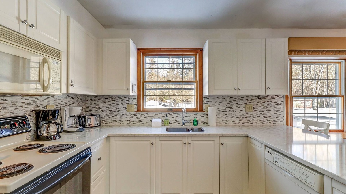 Ludlow House | Spacious home with WiFi, Private Pool, & Hot Tub - Near Slopes & Lake