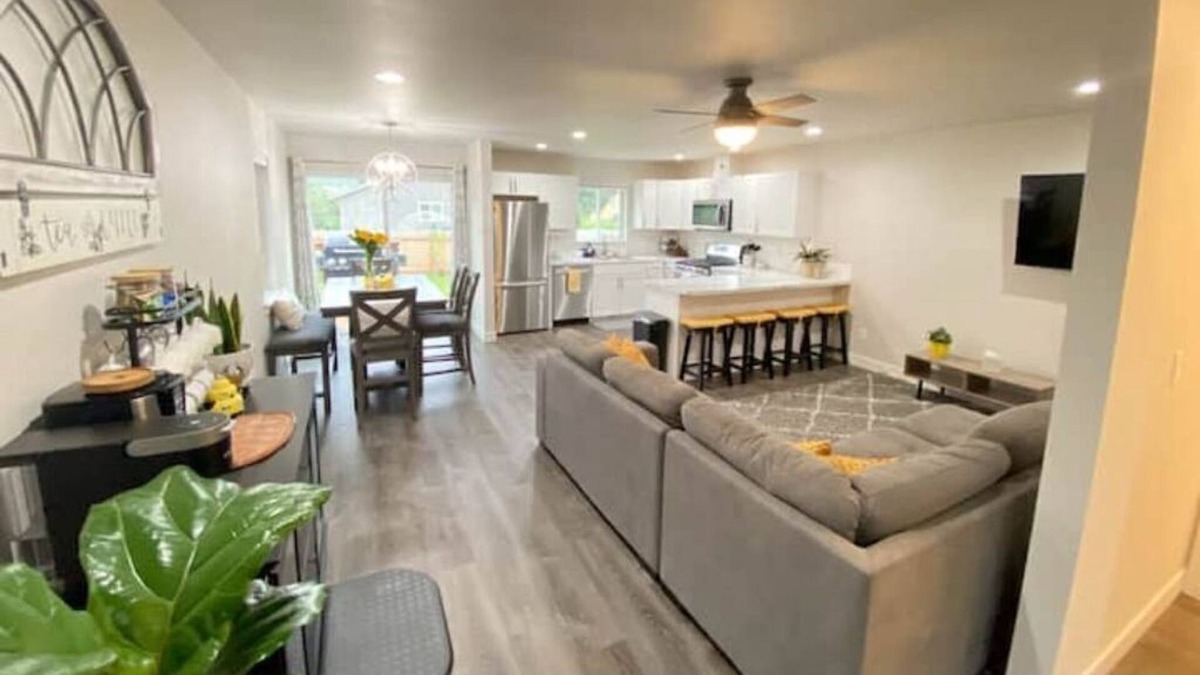 Russian Jack Park House | Spacious Honeycomb Hideaway with Full Office, Free Laundry and Garage