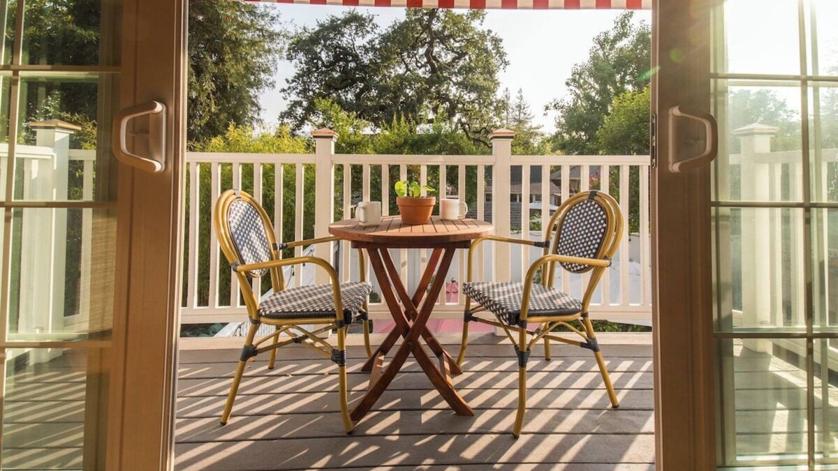St. Helena House | Spacious Honeymoon Suite w/2 Beds & Private Kitchen