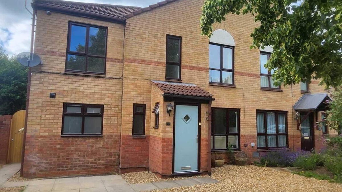 Milton Keynes House | Spacious House 2 Lounges 2.5 Baths Prime Location