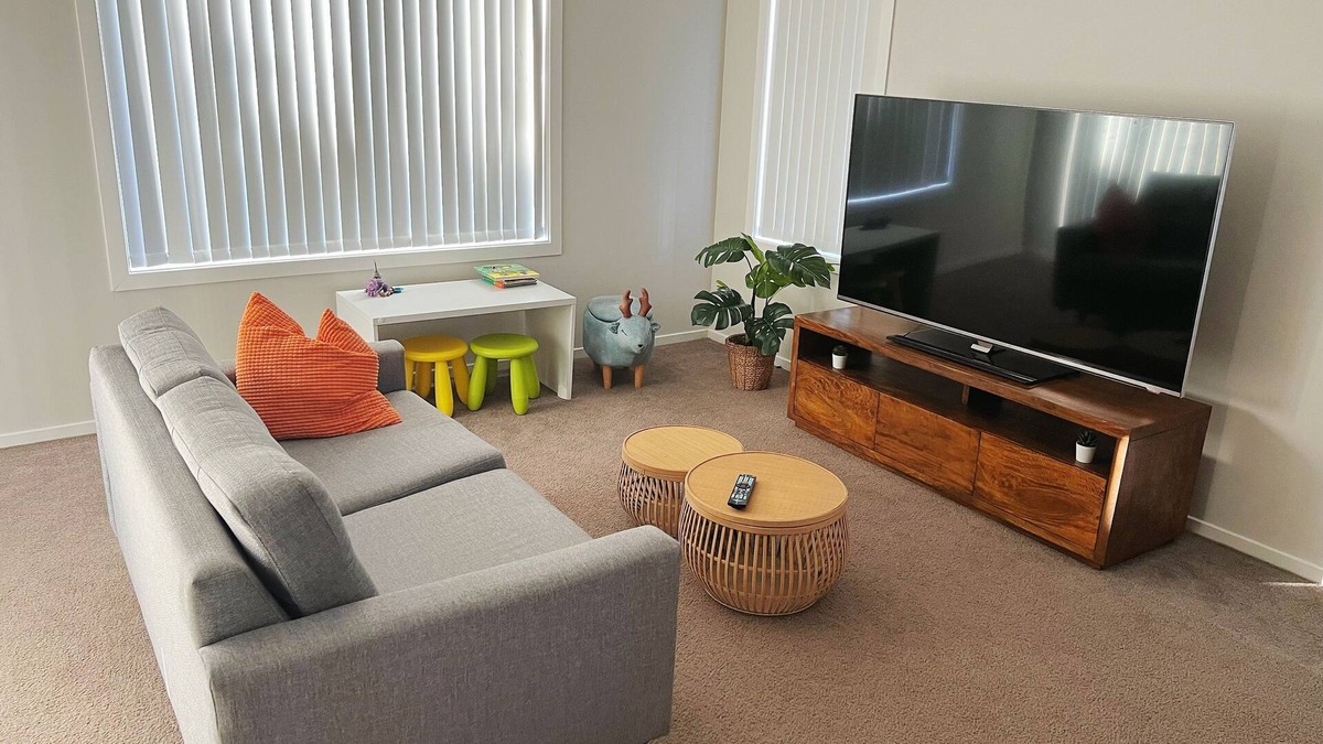 Schofields House | Spacious House for the Whole Family - In a Family Friendly Neighbourhood