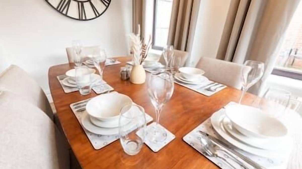 Wyken House | Spacious House - FREE Wi-Fi