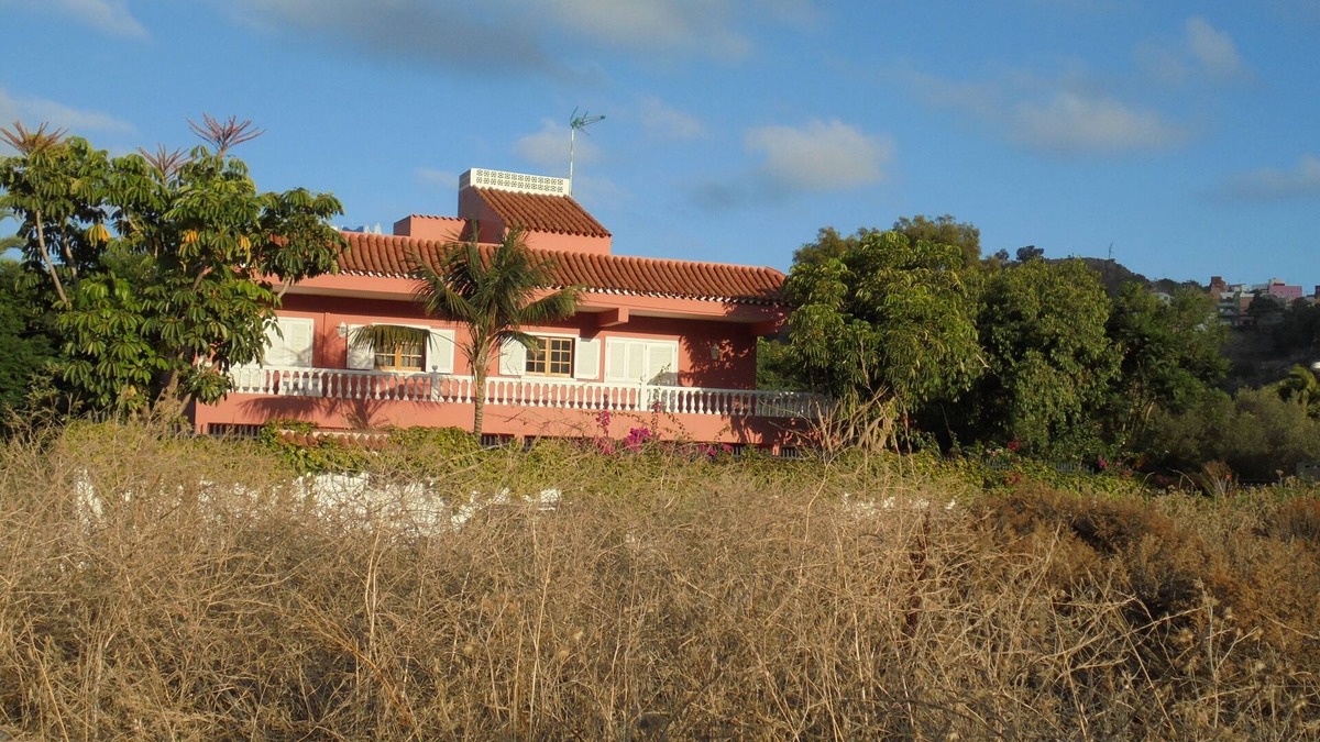 Los Olivos Apartment | SPACIOUS HOUSE IN EL CAMPO; ADA´S HOUSE