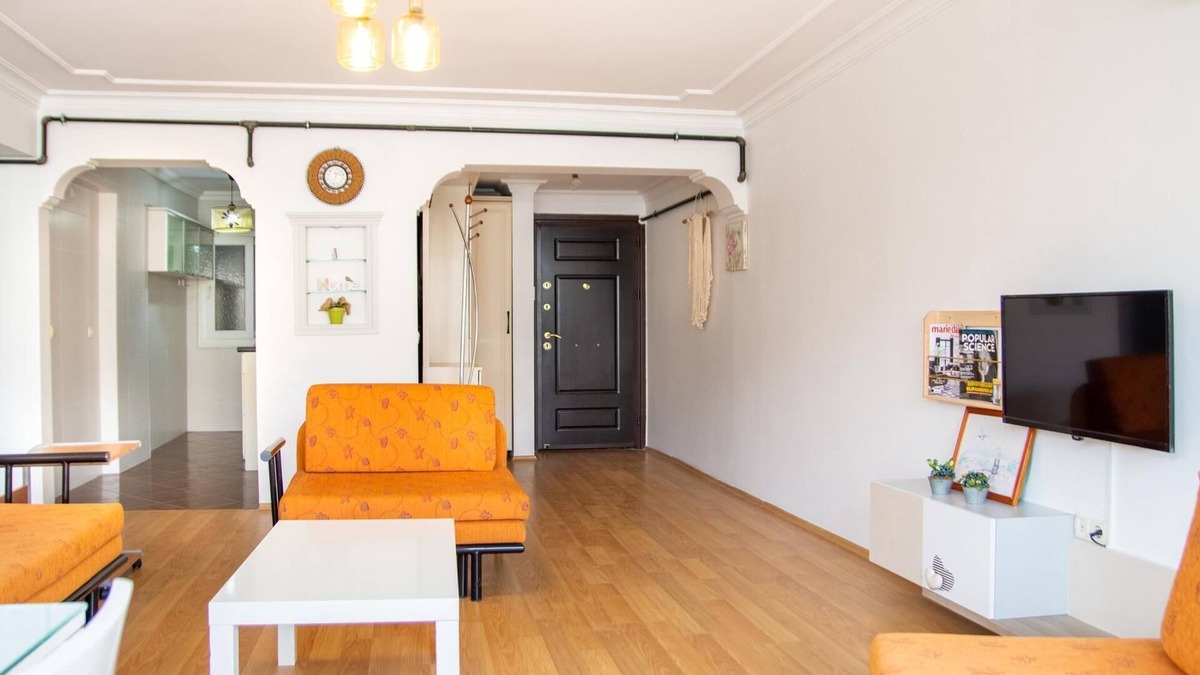 Konak Apartment | Spacious House in Konak with Balcony