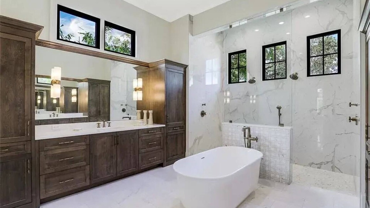 Moorings House | Spacious house in The Moorings.