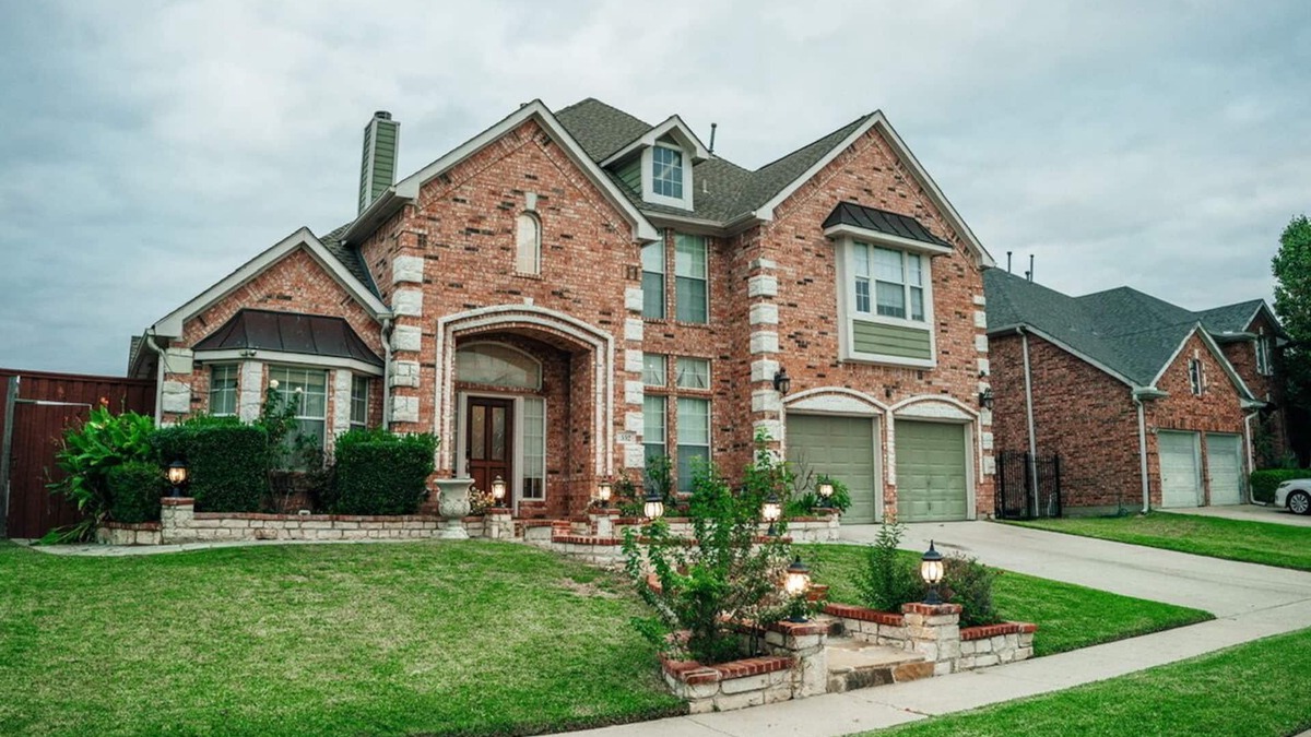 Grand Prairie House | Spacious house just under 4000sqft 15 minutes from cowboys and rangers stadiums.