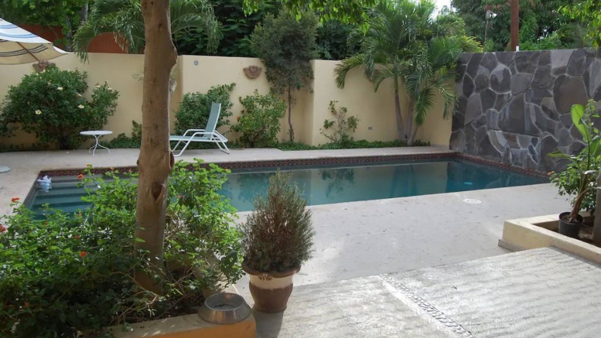 Juarez House | Spacious house, pool, minutes' walk to marina, downtown