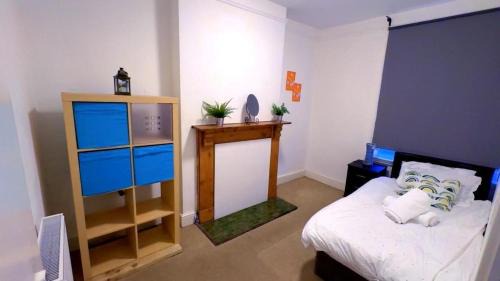 Walsall House | Spacious House- Parking Garden & Central Location
