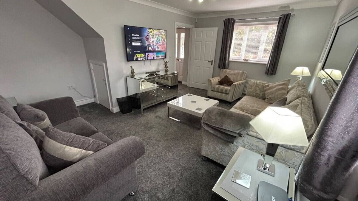 Crewe House | Spacious House To Accommodate 6