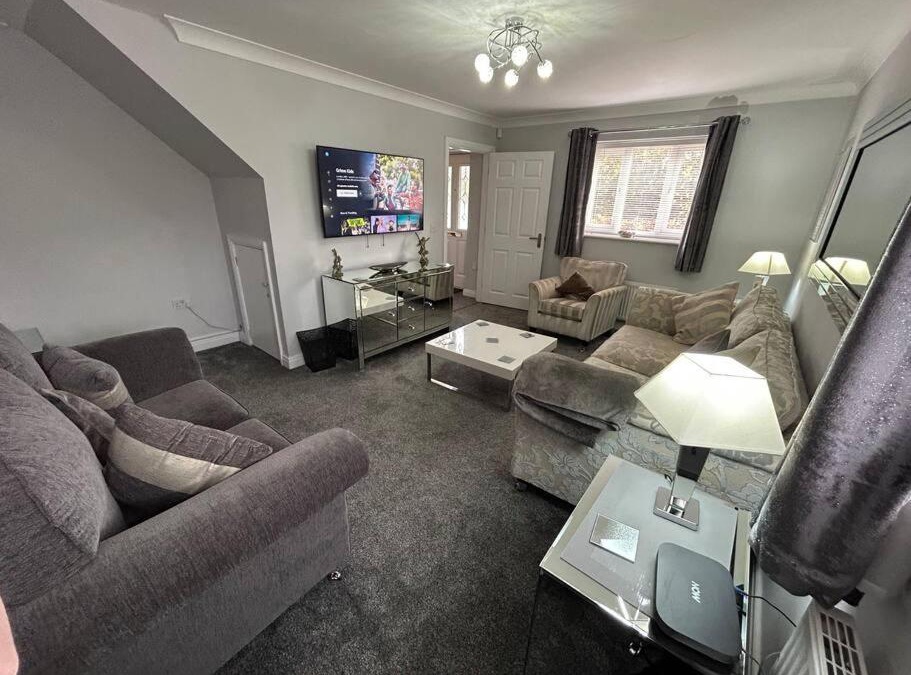 Crewe House | Spacious House To Accommodate 6