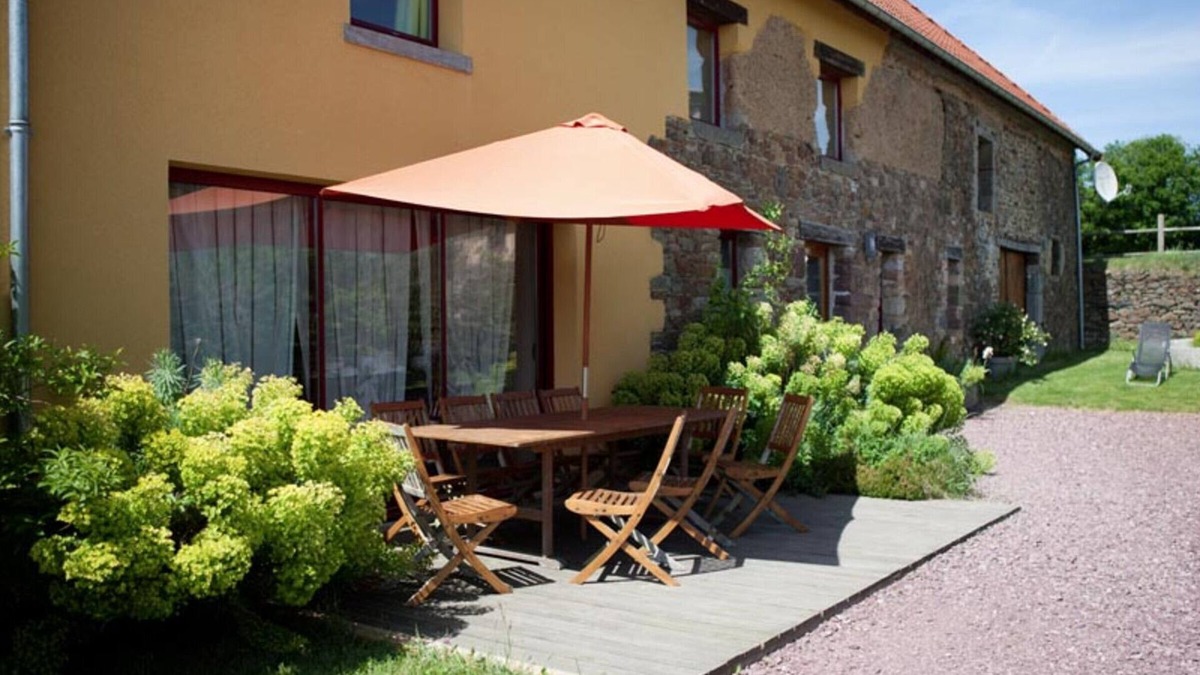 Savigny Cottage | Spacious house with heated pool and spa