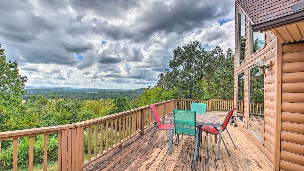 Royal House | Spacious House w/ Wraparound Deck + Mtn Views!