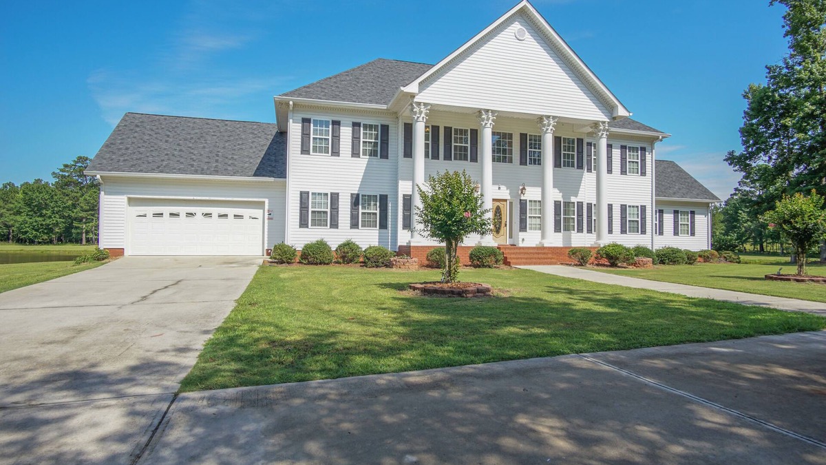 White Plains House | Spacious House with Pool nestled in the Lake Country area!