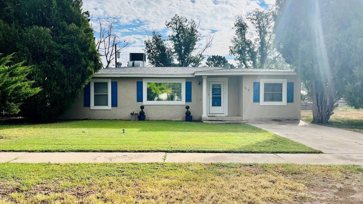 Carlsbad House | Spacious house with a fenced yard for executive housing