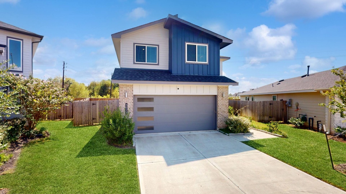 Southeast Houston House | Spacious house with free wifi, private W/D + fenced-in yard