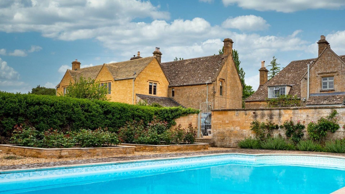 Broadway House | Spacious House with heated pool and gym sleeping up to 14