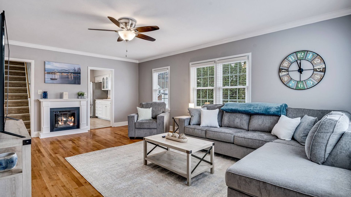 La Crosse House | Spacious & Immaculate Dog-Friendly Gem, Near UWL, Washer/Dryer & Fire Pit!