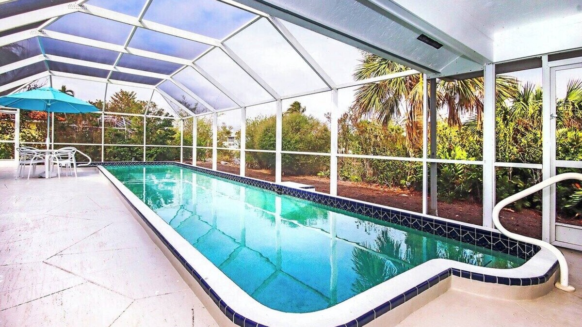 Beachview Country Club Estates House | Spacious island retreat with pool | Minutes to the beach - Blue Heron in Sanibel